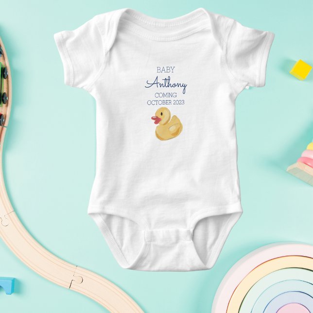 Personalisierter Nachname Ankündigung von Baby Duc Baby Strampler (Von Creator hochgeladen)