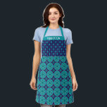 Personalisierter Name Blue Retro Star Hanukkah Hol Schürze<br><div class="desc">Mit dieser personalisierten Schürze mit einem blauen Sternmuster und einem stilvollen Vintag-inspirierten Design bringen Sie Ihre Hanukah-Feiern mit einer Touch Retro-Charme. Fügen Sie Ihren Namen für eine individuelle Touch hinzu, die perfekt für die Zubereitung von Festmahlzeiten, das Backen von Leckereien oder die Beleuchtung der Menorah geeignet ist. Diese Schürze ist...</div>