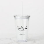 Personalisierter Name Bridesmaid Acrylic Tumbler Acryltrinkbecher<br><div class="desc">Personalisierte Bridesmaids Geschenke mit dem personalisierten Namen der Brautjungfrau im modernen Drehbuch Schriftart Stil mit Titel und Hochzeitstag in modernen sans serif Schriftart Stil. Auch perfekt für die Trauzeugin,  Blumenmädchen,  Brautmutter und vieles mehr.</div>