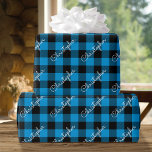 Personalisierter Name Buffalo Kariert Christmas Bl Geschenkpapier<br><div class="desc">Buffalo kariert ist eine klassische Weihnachtswahl und eine stilvolle Art, Ihre Urlaubsgeschenke zu verpacken! Dieses nahtlose Karo-Muster ist mit dem Namen des Empfängers in einem trendigen Skript-Schriftart personalisiert. Ein rustikales traditionelles Design in einer Farbpalette von blau, schwarz und weiß. Sie können die Hintergrundfarbe auch mit der Funktion 'Bearbeiten mit dem...</div>