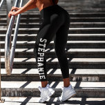Personalisierter Name Capri Leggings<br><div class="desc">Bleibe stilvoll und behaglich mit diesen individuellen schwarzen Capri-Leggings, personalisiert mit deinem Namen am Bein. Diese Leggings eignen sich perfekt für Trainings, Sport oder lässige Anstrengung und fügen Ihrem Schrank eine einzigartige Touch hinzu. Sie sind mit hochwertigem Stoff für eine schmeichelhafte Passform gefertigt und eignen sich ideal für Fitnessen, personalisierte...</div>