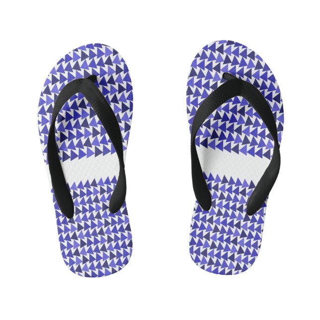 Personalisierter Name des Dreiecksmusters mit blau Kinderbadesandalen (Fußbett)