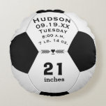 Personalisierter Name des Fußball und Babystatus Rundes Kissen<br><div class="desc">Personalisierter Fußball-Ball Name und Babystatus oder Geburtsdatum. Personalisierter Fußball-Ball mit Name und Babystatus oder Geburtsdatum. Name des Babys und wichtige Geburtsdaten einschließlich Geburtsdatum,  Name,  Wochentag,  Gewicht und Länge. Großartiges Geschenk für das Baseball Theme Kinderzimmer oder Baseball Fan.</div>