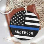 Personalisierter Name des Polizeibeamten Thin Blue Schlüsselanhänger<br><div class="desc">Personalisierter Thin Blue Line Schlüsselanhänger - Amerikanische Flagge in den Farben der Police Flag, modernes schwarz blaues Design. Personalisieren Sie Ihre Bestellung mit dem Namen oder der Abteilung des Referenten. Dieser personalisierte polizeiliche Schlüsselanhänger ist ideal für Polizeidienststellen oder als Gedenkstätte. COPYRIGHT © 2020 Judy Burrows, Black Dog Art - Alle...</div>