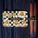 Personalisierter Name des Retro Groovy Daisy Check Gepäckanhänger<br><div class="desc">Retro Groovy Daisy Checkerboard Personalisiert Name Luggage Tags bietet ein groovy Seitenmuster auf einem schwarz-weißen Schachbrettmuster Hintergrund mit Ihrem benutzerdefinierten Text oder personalisierten Namen in der Mitte. Perfekt als Geschenk für Familie und Freunde zu Weihnachten,  Geburtstag,  Urlaub,  Muttertag,  Arbeitskollegen und mehr. Erstellt von ©Evco Studio www.zazzle.com/store/evcostudio</div>