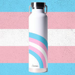 Personalisierter Name des Transgender-Regenbogenfa Trinkflasche<br><div class="desc">Ein wunderschönes personalisiertes Transgender-Geschenk für einen LGBTQ-Freund mit den hübschen Transflaggenfarben,  die in einen blauen,  rosa und weißen Regenbogen geformt sind. Monogramm diese schöne Wasserflasche.</div>