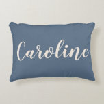 Personalisierter Name Dusty Blue Minimalistisches Dekokissen<br><div class="desc">Mit diesem eleganten Kissen mit individuelle Name-Akzent fügen Sie Ihrem Raum eine persönliche Touch hinzu. Dieses Kissen mit seinem sanften, blauen Hintergrund und der stilvollen Schrift-Typografie eignet sich hervorragend für Schlafzimmer, Wohnzimmer, Schlafsäle oder Kinderzimmer. Ein durchdachtes und einzigartiges Geschenk für Geburtstage, Hauswärme oder besondere Anlässe. Die gemütliche, stilvolle und stilvolle...</div>