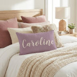 Personalisierter Name Dusty Lila Minimalistisches  Dekokissen<br><div class="desc">Mit diesem eleganten Kissen mit individuelle Name-Akzent fügen Sie Ihrem Raum eine persönliche Touch hinzu. Dieses Kissen mit seinem sanften lila Hintergrund und der stilvollen Schrift-Typografie eignet sich hervorragend für Schlafzimmer, Wohnzimmer, Schlafsäle oder Kinderzimmer. Ein durchdachtes und einzigartiges Geschenk für Geburtstage, Hauswärme oder besondere Anlässe. Die gemütliche, stilvolle und stilvolle...</div>