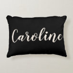 Personalisierter Name Elegantes Minimalistisches S Dekokissen<br><div class="desc">Mit diesem eleganten Kissen mit individuelle Name-Akzent fügen Sie Ihrem Raum eine persönliche Touch hinzu. Dieses Kissen mit klassischem schwarzem Hintergrund und stilvoller Schriftzeichen eignet sich ideal für Schlafzimmer, Wohnzimmer, Schlafsäle oder Kinderzimmer. Ein durchdachtes und einzigartiges Geschenk für Geburtstage, Hauswärme oder besondere Anlässe. Die gemütliche, stilvolle und stilvolle Einrichtung ist...</div>
