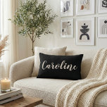Personalisierter Name Elegantes Minimalistisches S Dekokissen<br><div class="desc">Mit diesem eleganten Kissen mit individuelle Name-Akzent fügen Sie Ihrem Raum eine persönliche Touch hinzu. Dieses Kissen mit klassischem schwarzem Hintergrund und stilvoller Schriftzeichen eignet sich ideal für Schlafzimmer, Wohnzimmer, Schlafsäle oder Kinderzimmer. Ein durchdachtes und einzigartiges Geschenk für Geburtstage, Hauswärme oder besondere Anlässe. Die gemütliche, stilvolle und stilvolle Einrichtung ist...</div>