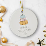 Personalisierter Name First Christmas Fall Pumpkin Keramik Ornament<br><div class="desc">Feiern Sie das erste Weihnachtsfest Ihres Kindes mit diesem bezaubernden Herbstschmuck mit charmanten Kürbissen und festlichen Herbstdetails. Ideal, um die erste Urlaubssaison Ihres Kleinen zu feiern, fügt dieses Ornament Ihrem Weihnachtsbaum eine gemütliche und warme Touch hinzu. Das Keramik-Ornament ist mit dem Namen Ihres Babys anpassbar und ist somit ein einzigartiger...</div>