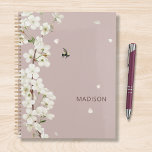 Personalisierter Name für Bienen und Blossom Planer<br><div class="desc">Dieses schlichte, moderne Design besticht durch eine Biene mit weißen Blüten, deren personalisierter Name in einem modernen braunen Drehbuch steht. Ideal für Mütter, Lehrer, Manager und Mädchenchef.</div>