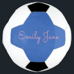 Personalisierter Name für blaue und rosa Skripte Fußball<br><div class="desc">Mit diesem personalisierten Fußball-Ball, der ein blaues Paneel-Design mit einem eleganten rosa Skriptnamen aufweist, ist das Ganze stilvoll. Dieser einzigartige Ball ist perfekt für Fußball-Spieler, Trainer und Sportbegeisterte geeignet und bietet eine personalisierte Touch zu Übungen, Spielen oder Regalen. Ein tolles Geschenk für Athleten, Mannschaften oder alle, die das Spiel Lieben....</div>