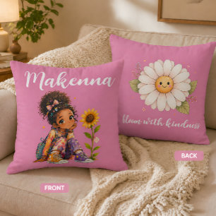 Personalisierter Name für ein Mädchen mit dunklen Kissen