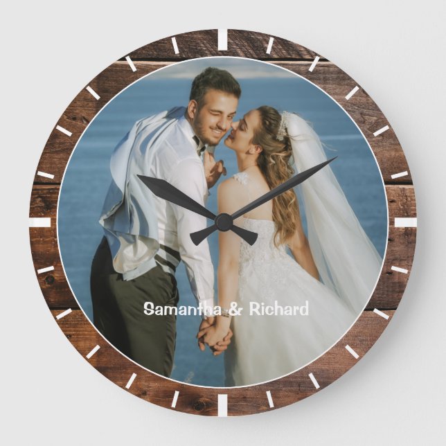 Personalisierter Name Hochzeit Foto Rustikales Dun Große Wanduhr (Vorderseite)