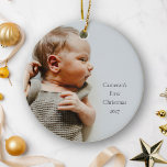 Personalisierter Name Jahr Erstes Weihnachtsjunges Keramik Ornament<br><div class="desc">Feiern Sie mit diesem personalisierten Keramik-Ornament das erste Weihnachtsfest Ihres Babys. Die beiden Seiten des Ornaments zeichnen sich durch ein schlichtes und gepflegtes Design aus und tragen den Namen, das Jahr und das Foto mit einem geschmackvollen Texteüberlagerungsstück. Dieses zweiseitige Ornament ist ein zeitloses Sake-Geschenk, das Ihnen eine besondere Touch in...</div>