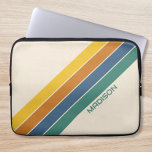 Personalisierter Name Laptopschutzhülle<br><div class="desc">Erstellen Sie Ihren eigenen Retro-personalisierten Laptop-Ärmel. Die abstrakten Vintagen Streifen Design und individuelle Name in einem klassischen Stil Typografie.</div>