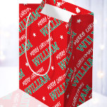 Personalisierter Name Merry Christmas Red Green Mittlere Geschenktüte<br><div class="desc">Erhöhen Sie Ihr Geschenk an diesem Weihnachtsfest mit einer personalisierten Namensgeschenktüte. Dieses übergeordnete Muster zeigt den Namen des Empfängers in stilvoller Typografie mit klassischer Blockschrift und Sternmotiven. Der Begriff "Frohe Weihnachten" kann auch auf andere Feiern angepasst oder auf Anzug umgestellt werden. Dieses Vintage Retro-Design ist für alle Altersgruppen geeignet, von...</div>