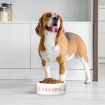 Personalisierter Name mit Rose Pink Paw Prints Pet Napf<br><div class="desc">Diese einzigartige,  individuelle Haustier- oder Katzenschale hat ihren Namen im modernen Allkapsstil mit niedlichen Pfotendruckakzenten rund um die Schüssel. Ein einfaches und sauberes Design für Ihre Möbel Familienmitglieder. Beachten Sie,  dass die Rose Rosa Text und Pfotenfarbe geändert werden können.</div>