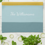 Personalisierter Name Moderne weichblau gelbe Stre Geschirrtuch<br><div class="desc">Fügen Sie Ihrer Küche eine stilvolle, persönliche Touch mit diesem farbigen Küchentuch hinzu, das in sanften Blau- und aquamarinen Farbtönen mit einem mutigen Senfakzent gehalten ist. Dieses Handtuch eignet sich ideal zum Trocknen von Geschirr oder zur Verbesserung der Küchendekoration. Es kann mit Ihrem Familiennamen für eine einzigartige Touch personalisiert werden....</div>