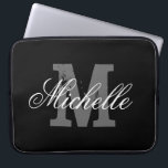 Personalisierter Name Monogramm Laptop | Schwarz Laptopschutzhülle<br><div class="desc">Personalisierter Name Monogramm Laptop | Schwarz. Elegantes Typografie-Design mit mit Monogramm Anfangsbuchstaben.</div>