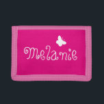 Personalisierter Name niedlicher Schmetterling Gir Tri-fold Portemonnaie<br><div class="desc">Personalisierter Name rosa niedliche Schmetterling Mädchen Geldbörse. Niedliche Geburtstag oder Weihnachtsgeschenke für kleine Mädchen. Personalisierbar mit Namen oder Buchstaben Ihres Kindes. Machen Sie eine für Ihr Enkelkind,  Ihre Tochter,  Ihre Enkelin usw. Farbenfrohe,  mädchenhafte rosa Gestaltung mit Wirbler Typografie.</div>