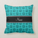 Personalisierter Name türkisfarbener Hundspopp Kissen<br><div class="desc">Personalisierter individuelle Name türkis/aquamarin/aqua Hund Pfotenprint Muster (Tierdruck) mit einem schwarzen Diamanten Streifen (nicht echte Diamanten) personalisiert mit Ihren Namen Geschenke oder Monogramm Geschenke oder Ihre Initialen. Niedliche Geschenke für Hundefreunde.</div>