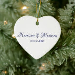 Personalisierter Name und Datum der Hochzeit Keramik Ornament<br><div class="desc">Personalisierter Name und Datum Hochzeitsherz Keramik Ornament. Elegantes,  klassisches,  minimalistisches Design. Blauer Text,  weißer Hintergrund</div>