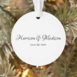 Personalisierter Name und Datum der Hochzeit Ornament<br><div class="desc">Personalisierter Name des Paares und Datum Hochzeitsdekoration. Elegantes,  klassisches,  minimalistisches Design. Weißer Hintergrund</div>