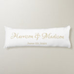 Personalisierter Name und Datum der Hochzeit Seitenschläferkissen<br><div class="desc">Personalisiertes Skript,  kundenspezifischer Coupname und Datum Hochzeitskissen. Elegantes,  klassisches,  minimalistisches Design.</div>