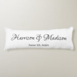 Personalisierter Name und Datum der Hochzeit Seitenschläferkissen<br><div class="desc">Personalisiertes Skript,  kundenspezifischer Coupname und Datum Hochzeitskissen. Elegantes,  klassisches,  minimalistisches Design. Schwarz und Weiß</div>