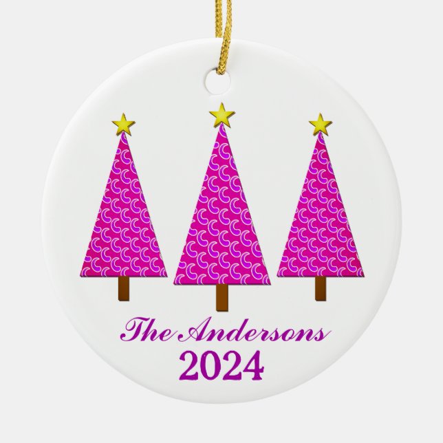 Personalisierter Name und Jahr Lila Weihnachtsbaum Keramik Ornament (Vorne)