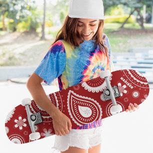 Personalisierter Name von Red Paisley Floral Skateboard