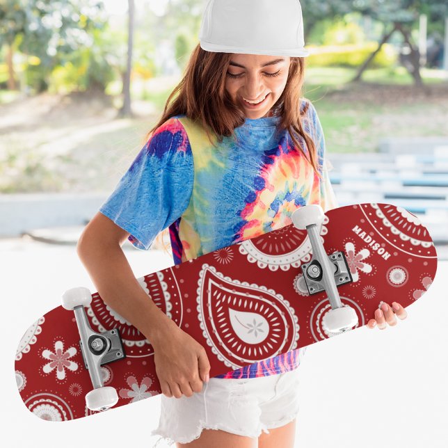 Personalisierter Name von Red Paisley Floral Skateboard (Von Creator hochgeladen)