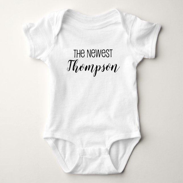 Personalisierter "neuester" Familien-Mitgliedsname Baby Strampler (Vorderseite)