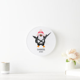 Personalisierter Niedlicher Weihnachtspenguin in R Runde Wanduhr
