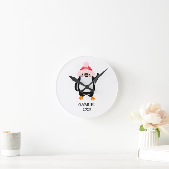 Personalisierter Niedlicher Weihnachtspenguin in R Runde Wanduhr (Zuhause)