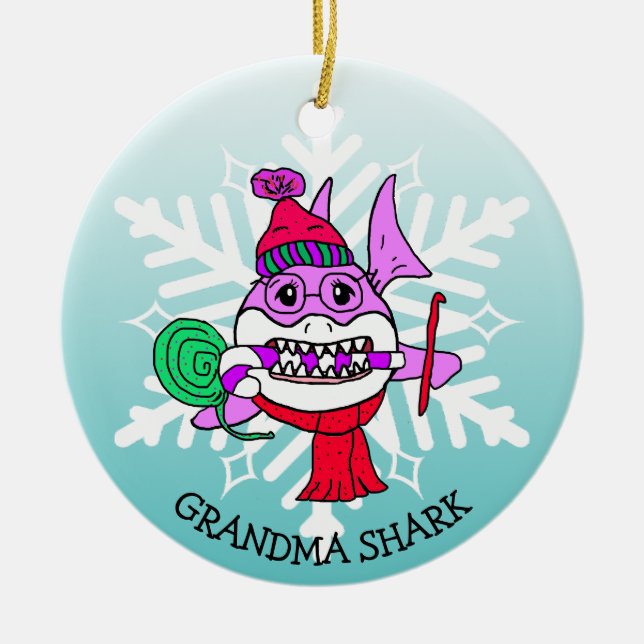 Personalisierter Oma-Hai und Schneeflocke Keramik Ornament (Vorne)