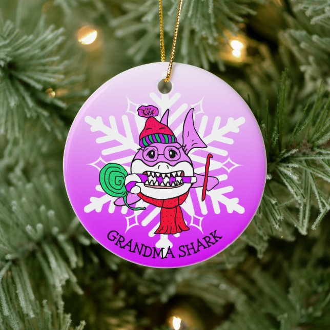 Personalisierter Oma-Hai und Schneeflocke Keramik Ornament (Baum)
