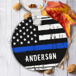 Personalisierter Polizeibeamter Thin Blue Line Schlüsselanhänger<br><div class="desc">Personalisiert Thin Blue Line Schlüsselanhänger - Amerikanische Flagge in der Farbe der Polizei Flag, gestörtes Design . Personalisieren Sie Ihre Bestellung mit dem Namen oder der Abteilung des Referenten. Dieser personalisierte polizeiliche Schlüsselanhänger ist ideal für Polizeidienststellen oder als Gedenkstätte. COPYRIGHT © 2020 Judy Burrows, Black Dog Art - Alle Rechte...</div>