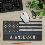 Personalisierter Polizeibeamter, Vintag Thin Blue  Schreibtischunterlage<br><div class="desc">Mit der Einführung unserer Kollektion von Polizeibeamten, speziell für Strafverfolgungsbeamte und -abteilungen im ganzen Land konzipiert. Stolz tragen wir verschiedene Gegenstände, die mit der "Blue Line Flag" und der "American Flag" geschmückt sind, um Ihre Hingabe zum Dienst und Schutz Ihrer Gemeinde zu demonstrieren. Unsere Vintag inspiriert Produkte aus Imitat-Leder und...</div>