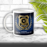Personalisierter Polizeischild Kaffeetasse<br><div class="desc">Polizeibeamter mit einem Abzeichen,  das in einem goldenen Lorbeerkranz mit Personalisierung gefangen ist. Ideal für Geburtstage,  Werbeaktionen,  Abschluss oder Pensionierung.</div>