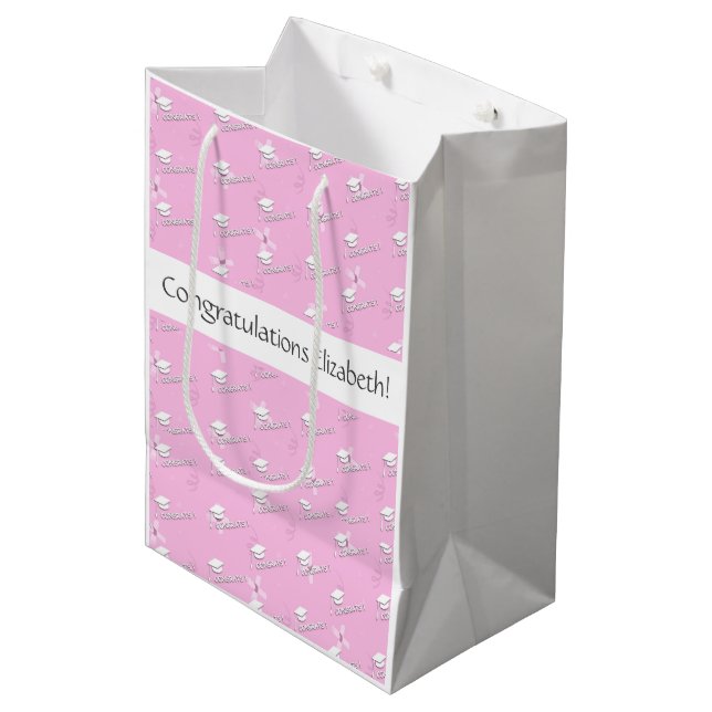 Personalisierter rosa Abschluss High School Uni Mittlere Geschenktüte (Vorderseite Schrägansicht)