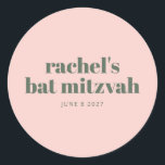 Personalisierter rosa grüner Bat Mitzvah Runder Aufkleber<br><div class="desc">Feiern Sie diesen besonderen Meilenstein mit einem personalisierten Bat Mitzvah Aufkleber mit weichem, rosafarbenem Hintergrund und moderner Typografie. Der stilvolle Aufkleber eignet sich hervorragend zum Abdichten von Umschlägen, Dekorieren von Gastgeschenken oder zur Verbesserung der Dekoration von Veranstaltungen. Er verleiht der Feier eine individuelle Touch. Ein elegantes und elegantes Detail für...</div>