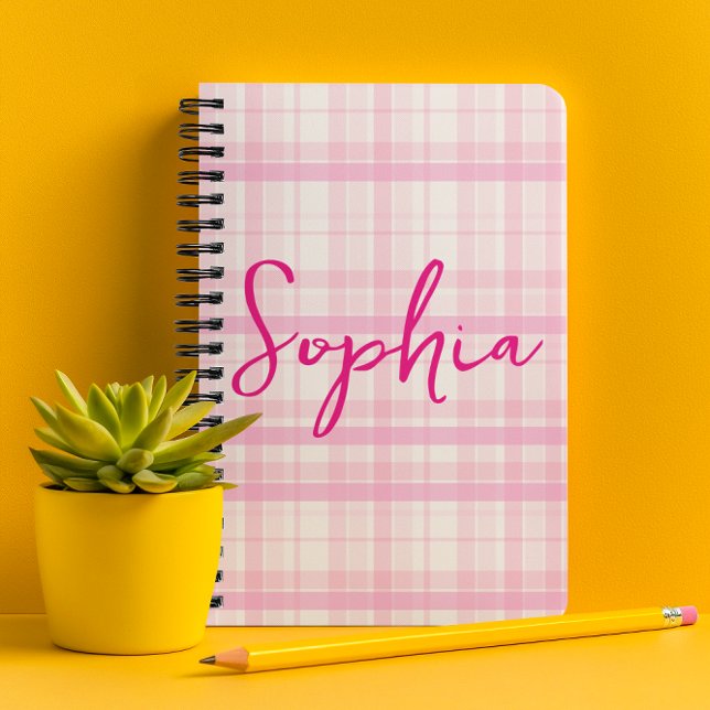 Personalisierter rosa karierter Planer mit Namen  (Von Creator hochgeladen)
