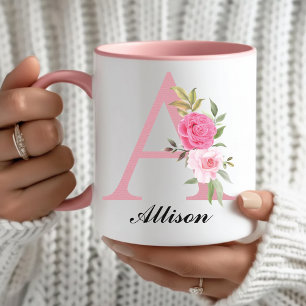 Personalisierter rosafarbener Blumenmonogramm-Bech Tasse