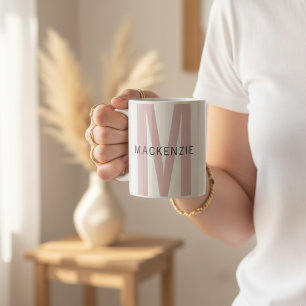 Personalisierter rosafarbener Monogramm-Becher als Kaffeetasse