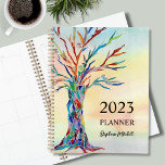 Personalisierter rustikaler Planer<br><div class="desc">Dieser einzigartige Planner zeichnet sich durch einen bunten Mosaikbaum auf einem Aquarellhintergrund aus. Einfach mit Ihrem Namen und Jahr anpassbar. Ändern Sie mithilfe des Entwurfstools die Textgröße, den Stil oder die Farbe. Weil wir unsere Kunstwerke erstellen, werden Sie dieses exakte Bild von anderen Designern nicht finden. Original Mosaik © Michele...</div>