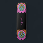 Personalisierter Schädel Skateboard<br><div class="desc">Ein kühner Tag im Gesicht des toten Skateboards,  personalisiert mit einem Orangen-,  Türkis- und Hot-Rosa-Zuckerschädel,  auf einem Kalkboard-Hintergrund mit einem eigenartigen Schriftart.</div>