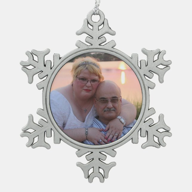 Personalisierter Schneeflockenschmuck Schneeflocken Zinn-Ornament (Vorderseite)